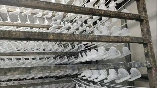 Soporte de aluminio con toldo para ventana.