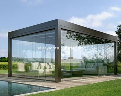 Pergola eléctrica exterior con persianas a prueba de viento y puertas de vidrio
